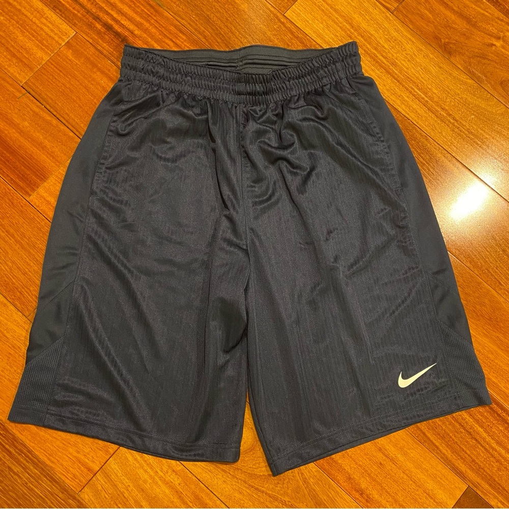 Nike men’s basketball shorts Navy L. NWT